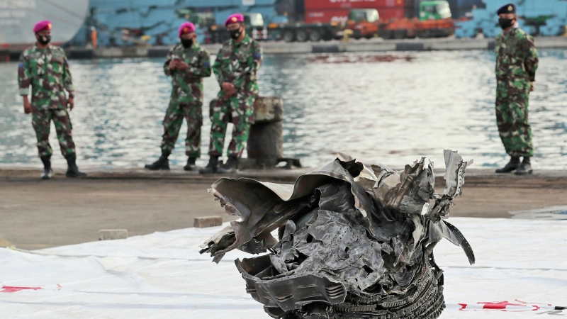 Индонезия продлила поиски на месте крушения самолета