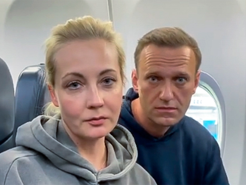 Навальный возвращается в Россию. Самолет из Берлина сел в Шереметьево