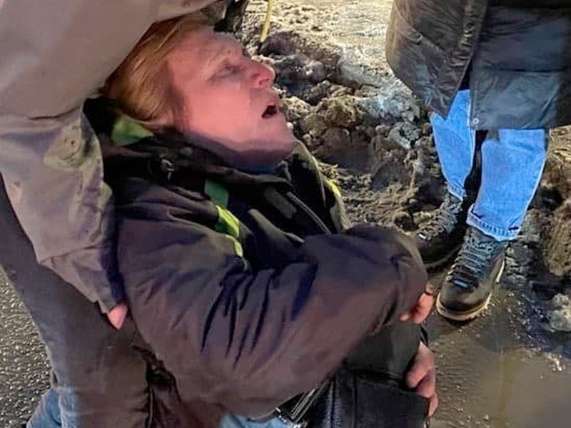 ОМОНовец, ударивший ногой 54-летнюю женщину на акции протеста в Петербурге, извинился перед ней в больнице (ВИДЕО). Ее сразу выписали