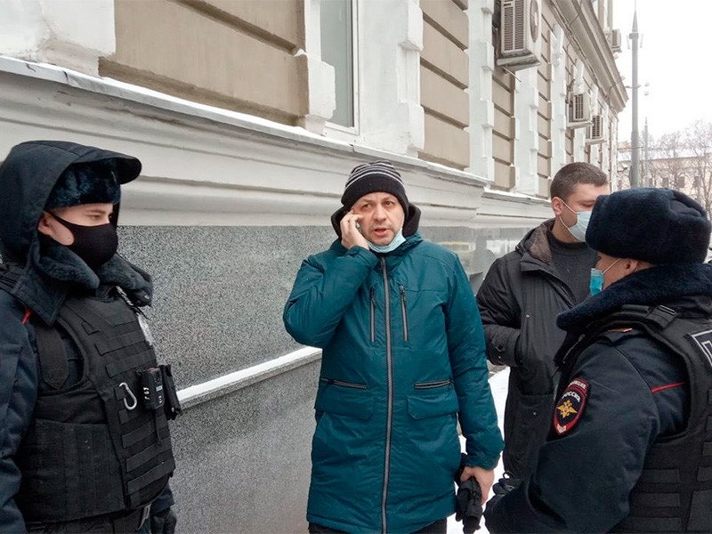 В Москве задержали главреда "Медиазоны", вышедшего гулять с маленьким сыном (ВИДЕО)