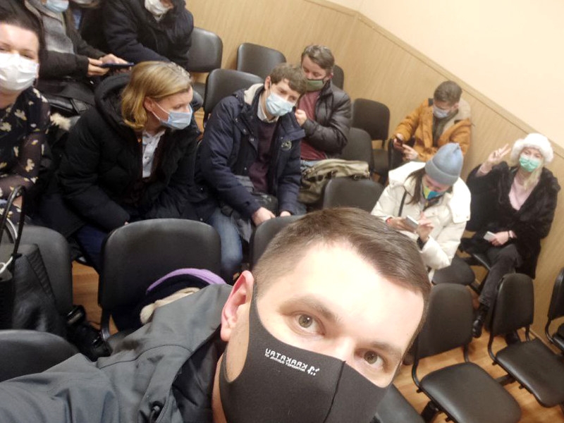 В Петербурге полиция сорвала заседание и задержала 13 муниципальных депутатов за "нарушение режима самоизоляции"