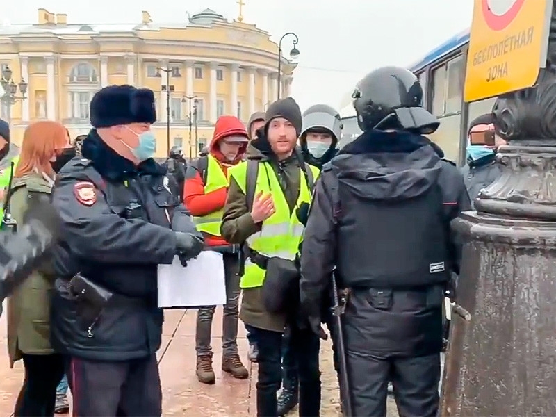 В Петербурге полиция задерживает журналистов