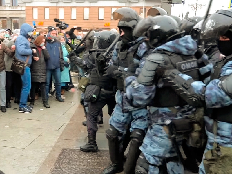 В России оперативно возбуждают десятки уголовных дел на участников протестных акций в поддержку Навального
