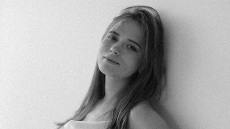 Актриса Анна Кошмал выложила архивное фото со съемок «Сватов»