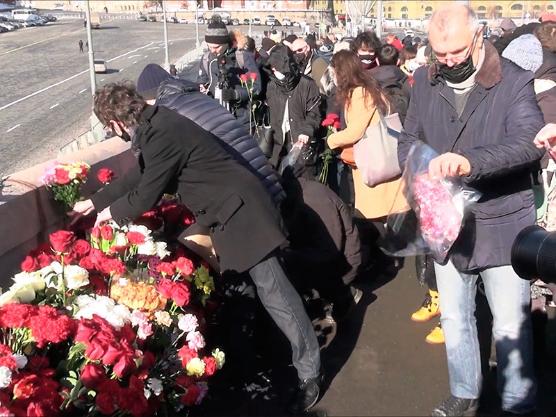 Более 6 тысяч человек пришли почтить память Бориса Немцова в Москве. В регионах не обошлось без задержаний