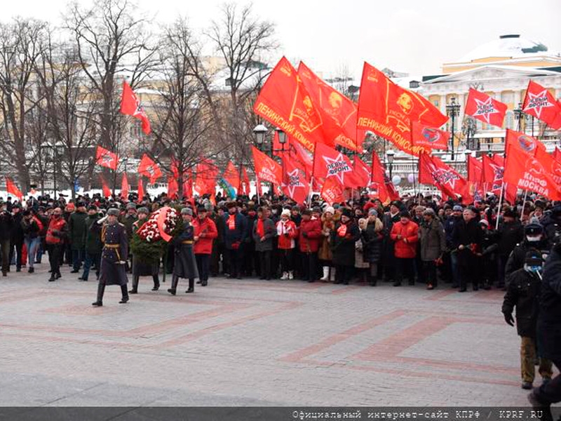 Коммунисты провели шествие в центре Москвы, несмотря на запрет властей