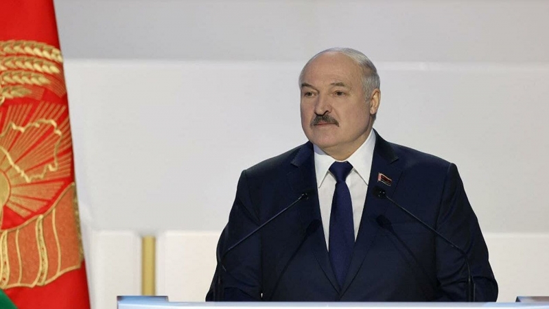 Лукашенко раскритиковал чиновников, "спрятавшихся под плинтус"