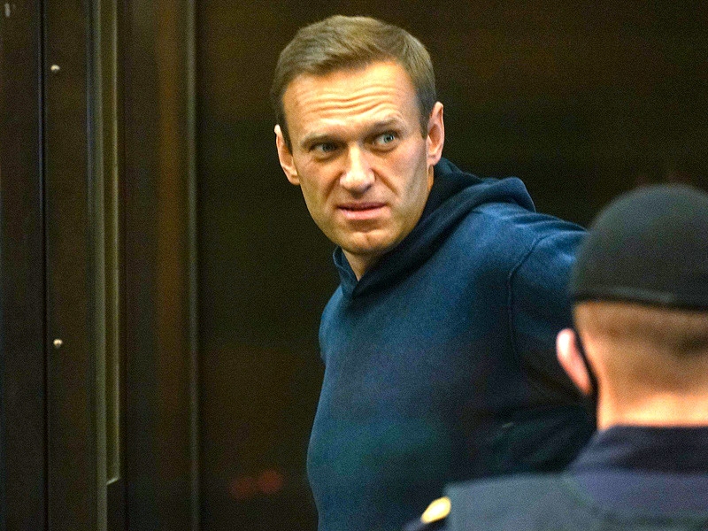Навальный в суде назвал Путина "маленьким человеком, который живет в бункере и сходит с ума"