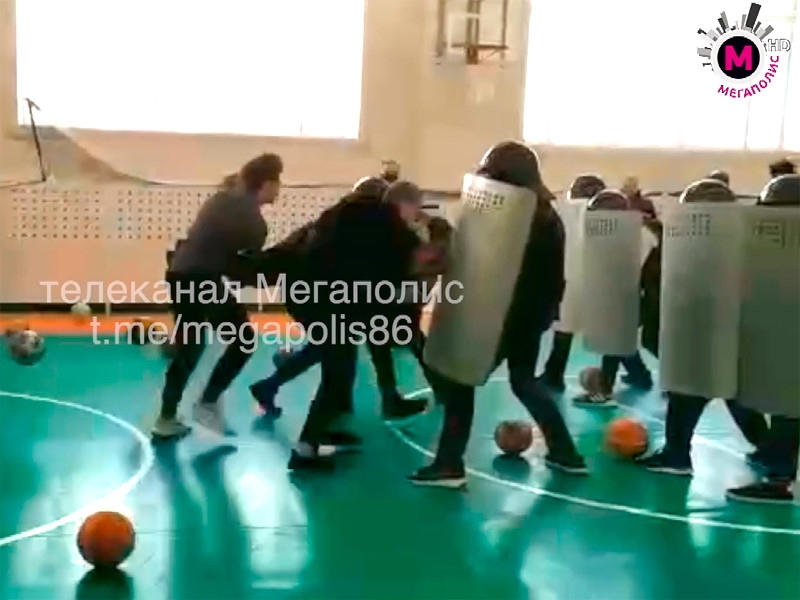 В Нижневартовске полиция предложила школьникам поиграть в разгон акции протеста (ВИДЕО)