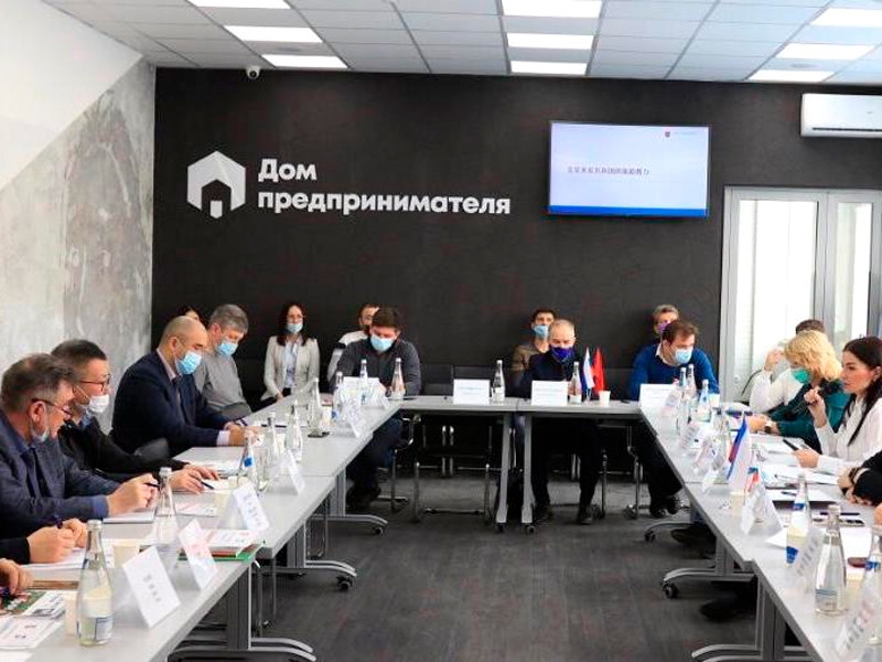 "Медуза": Правительство Крыма приняло "бизнес-делегацию из Китая", которая в действительности состояла из торговцев с московских рынков