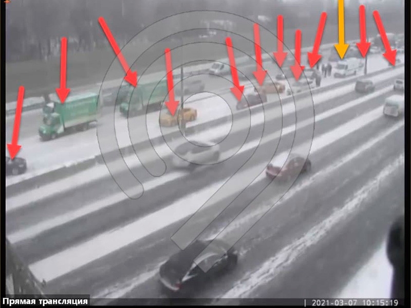 На МКАД из-за снегопада столкнулись одиннадцать автомобилей