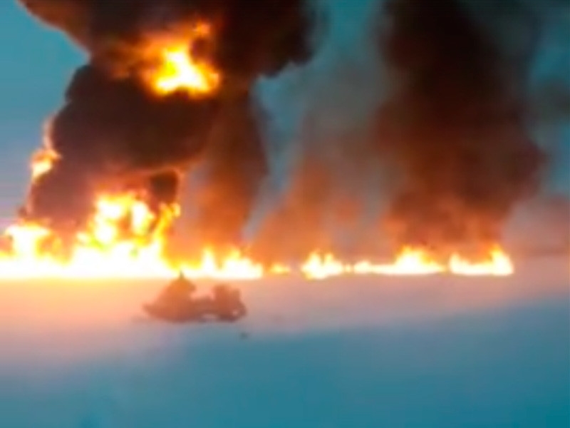 На реке Оби под Нижневартовском возник пожар на подводном нефтепроводе (ВИДЕО)