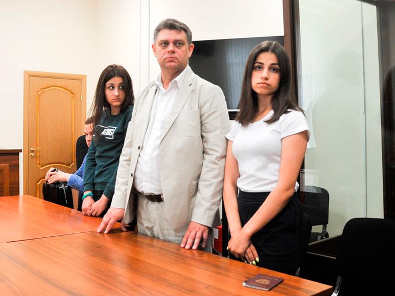Сестер Хачатурян признали потерпевшими по делу о насилии и побоях со стороны убитого ими отца