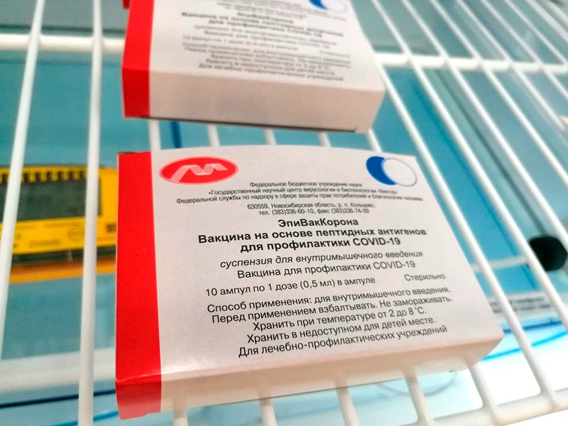 Участники клинических испытаний вакцины "ЭпиВакКорона" попросили Минздрав провести проверку препарата