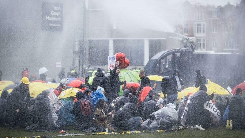 В Амстердаме полиция применила водометы против протестующих