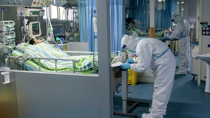 В Гонконге два человека умерли после прививки от COVID-19