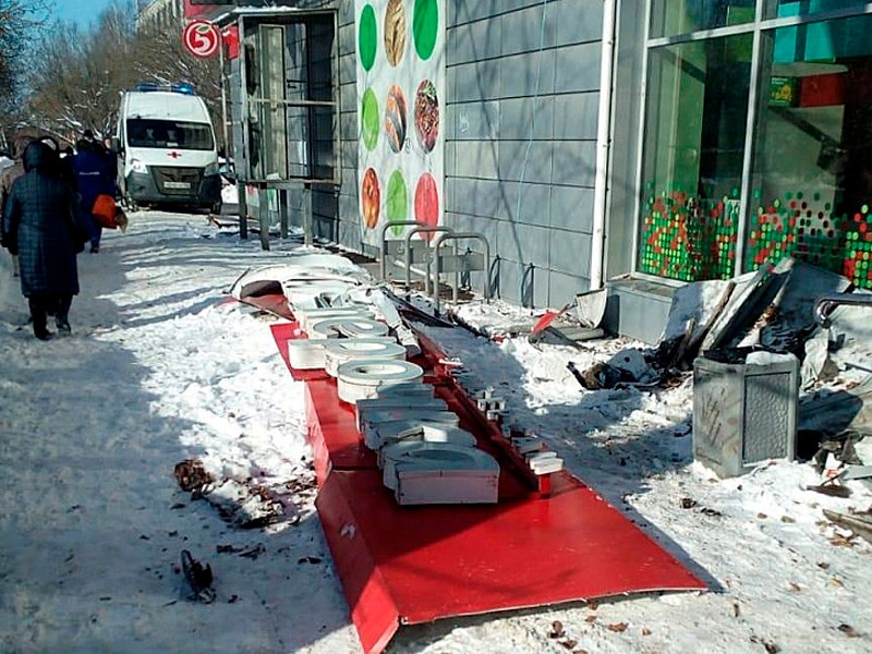 В Нижнем Новгороде пенсионерку убило сорвавшейся под тяжестью снега  вывеской