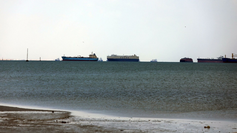 WSJ: заблокировавшее Суэцкий канал судно могут снять с мели в субботу