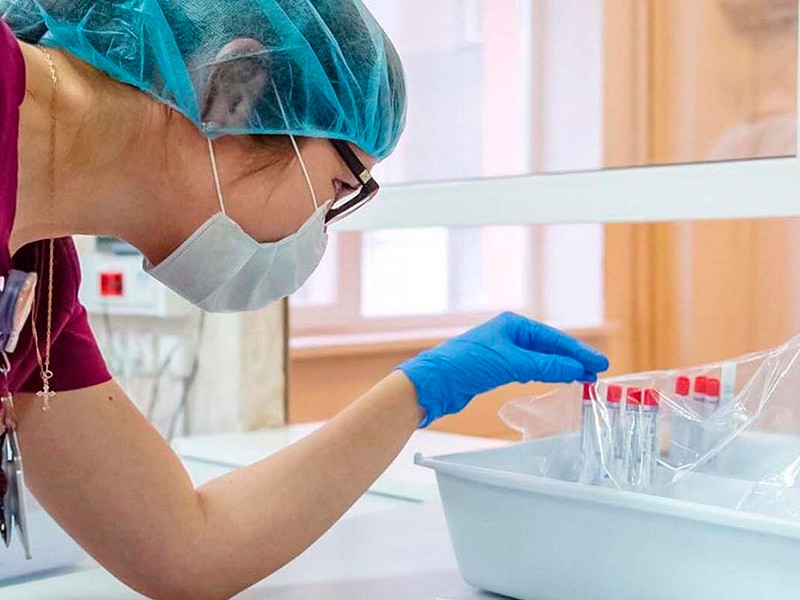 За сутки в РФ зарегистрированы 9794 новых случаев коронавируса, 486 человек умерли