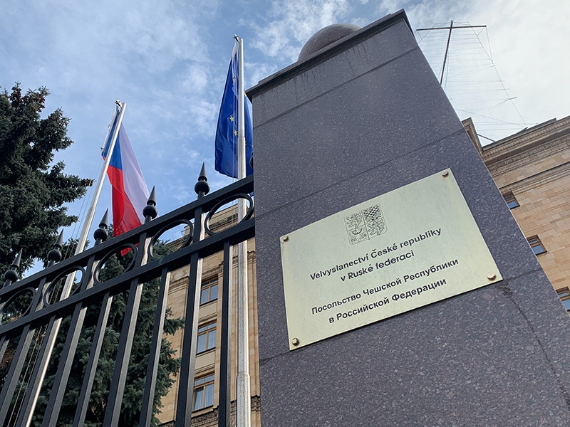 Посольство Чехии в Москве покинула колонна автомобилей с высланными дипломатами, работа посольства парализована
