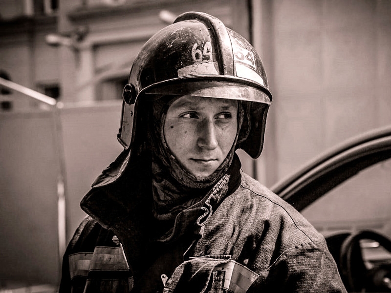 Путин наградил орденом Мужества пожарного, погибшего при тушении огня на "Невской мануфактуре"