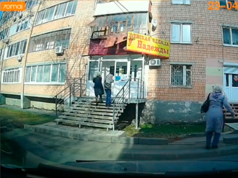 В Ижевске на двух проходивших по улице девушек упала часть балкона жилого дома (ВИДЕО)
