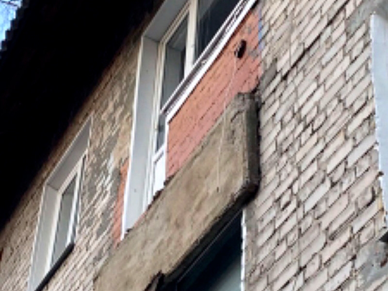 В Самарской области под пожилой женщиной обрушился балкон третьего этажа