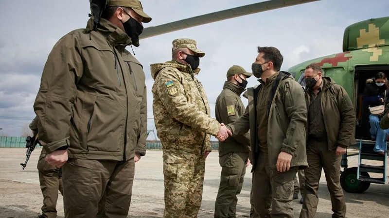 Зеленский посетил позиции украинских войск в Донбассе