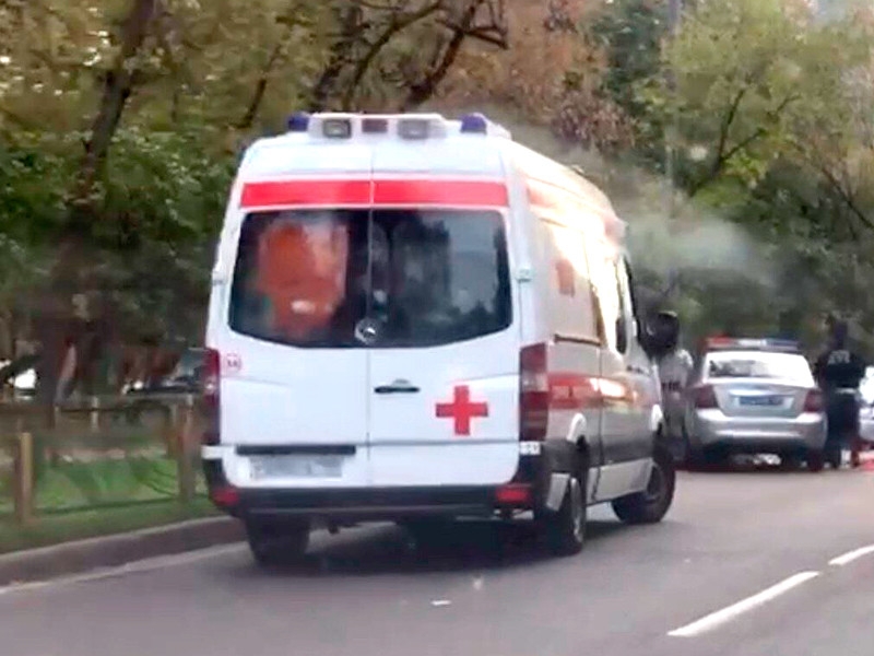 На востоке Москвы машина сбила двух девочек во дворе дома и скрылась