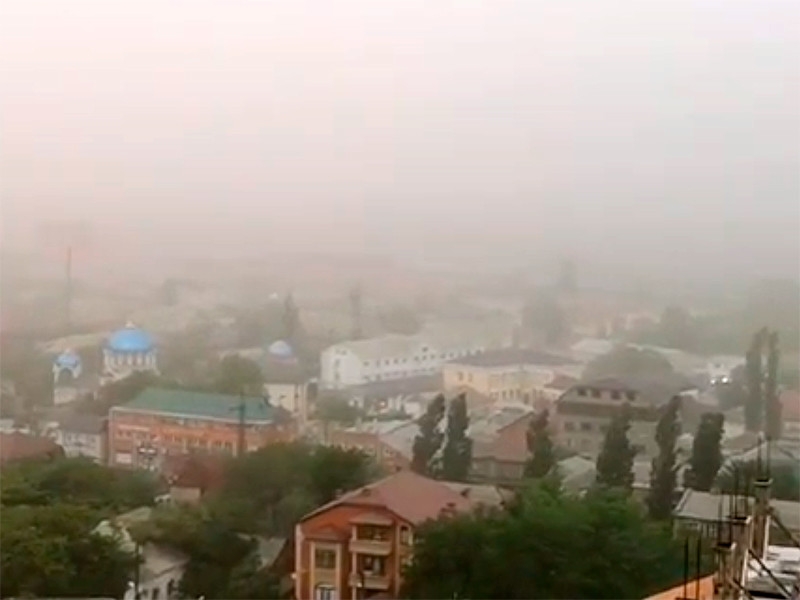 Песчаная буря, накрывшая Астрахань, дошла до Дагестана и Калмыкии
