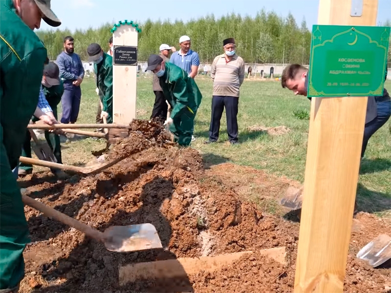 В Татарстане на фоне регионального траура прошли похороны погибших в казанской школе