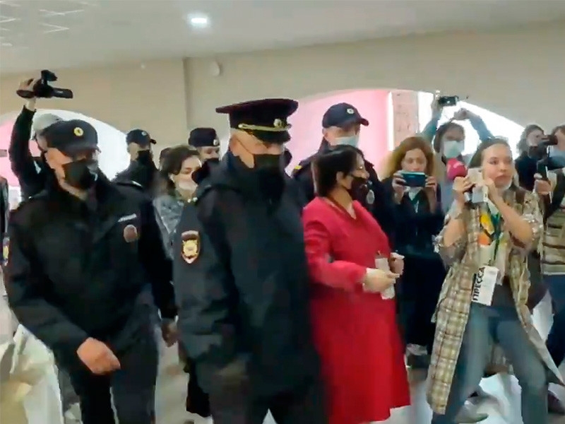 В Великом Новгороде полиция сорвала Земский съезд независимых муниципальных депутатов. Задержана Юлия Галямина