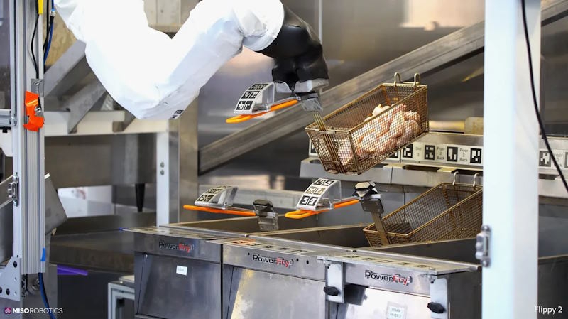 Роботы-повара Flippy берут на себя обязанности поваров в Калифорнии