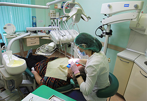 Лечение зубов: преимущества, недостатки и выбор метода