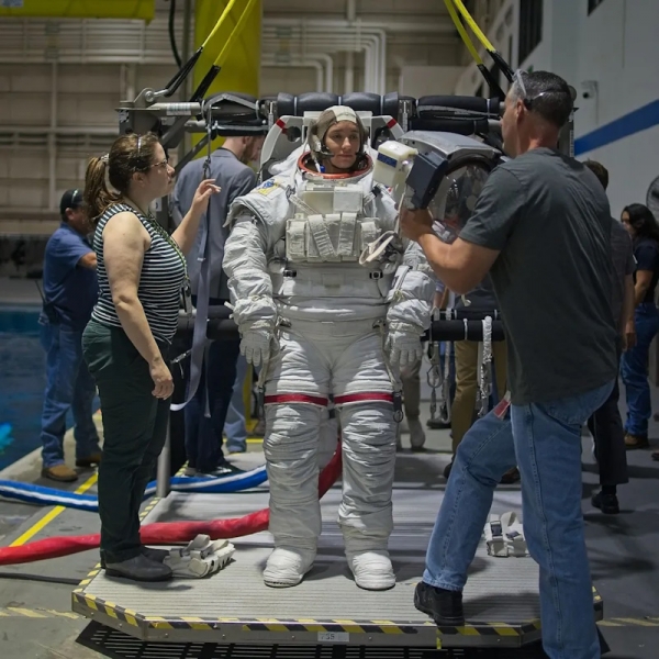 Станет ли эта женщина первой британкой, ступившей на Луну?