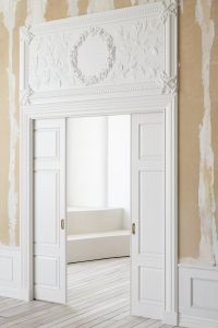 Дверные решения и декоративные элементы: функциональность и красота