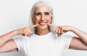 Протезирование зубов: виды, материалы и выбор специалиста