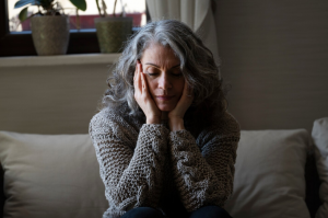 Приливы при климаксе: причины и способы лечения