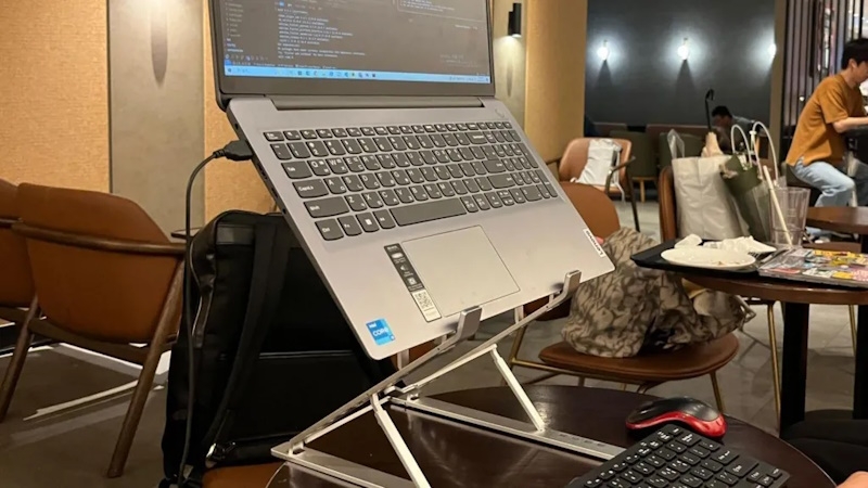 «Два ноутбука и шесть розеток»: южнокорейские кафе борются со студентами-завсегдатаями