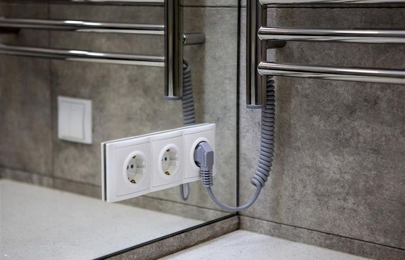 Тепло и безопасно: как выбрать и установить отопительные приборы и розетки в ванной